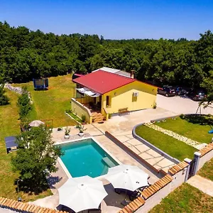 sunny-yellow-house-with-a-pool.in-istria.net/
